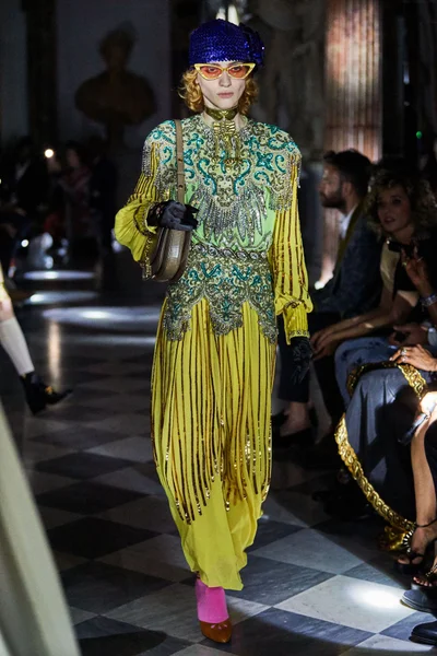 Look 60
